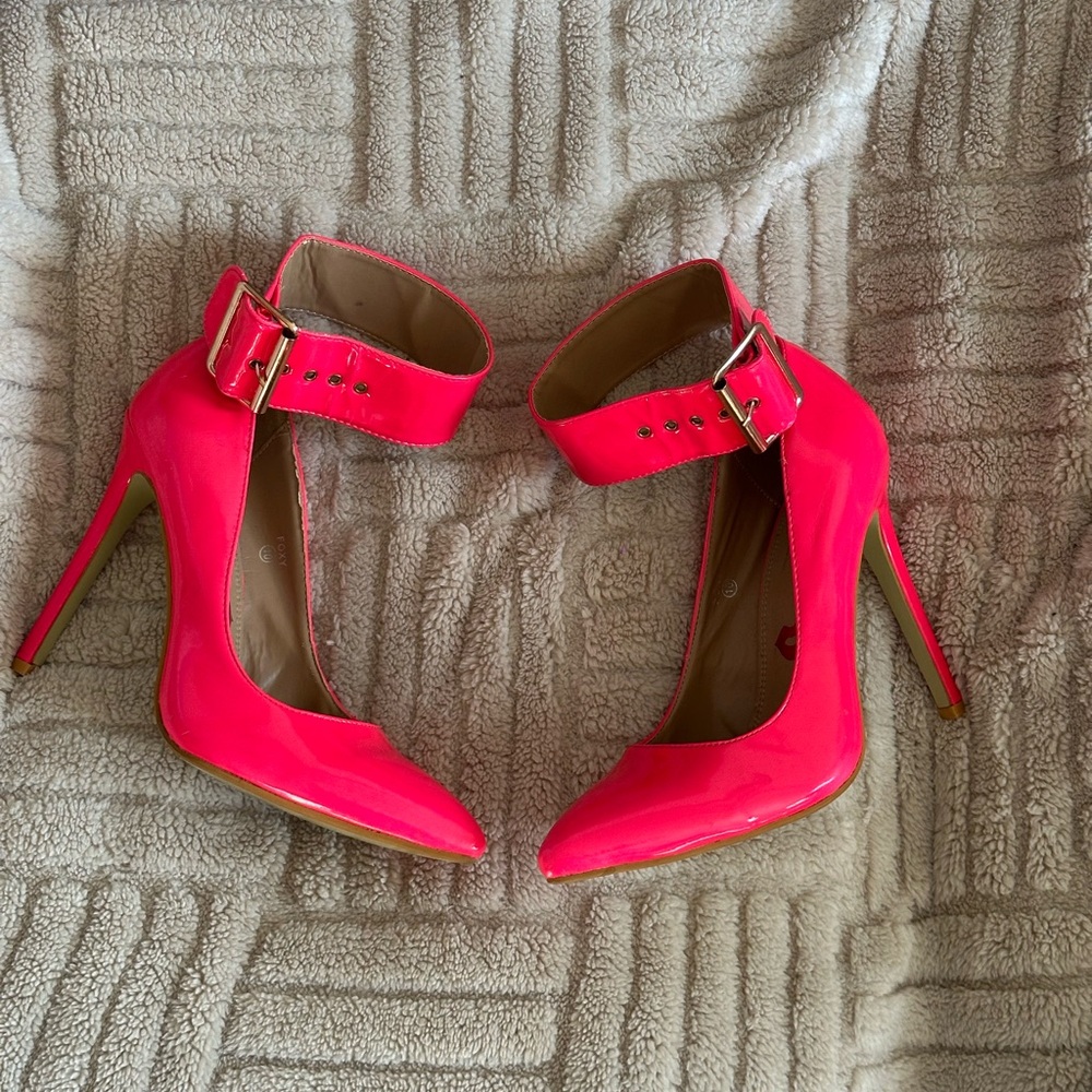 Hot pink pointy buckle shoes